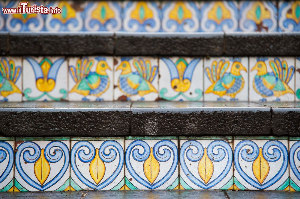 Immagine Caltagirone (Sicilia), centro storico: particolare delle piastrelle in maiolica che decorano la scalinata di Santa Maria del Monte. Questo monumento a cielo aperto è stato impreziosito con le formelle di ceramica nel 1956. Presentano motivi floreali, geometrici e figurativi.