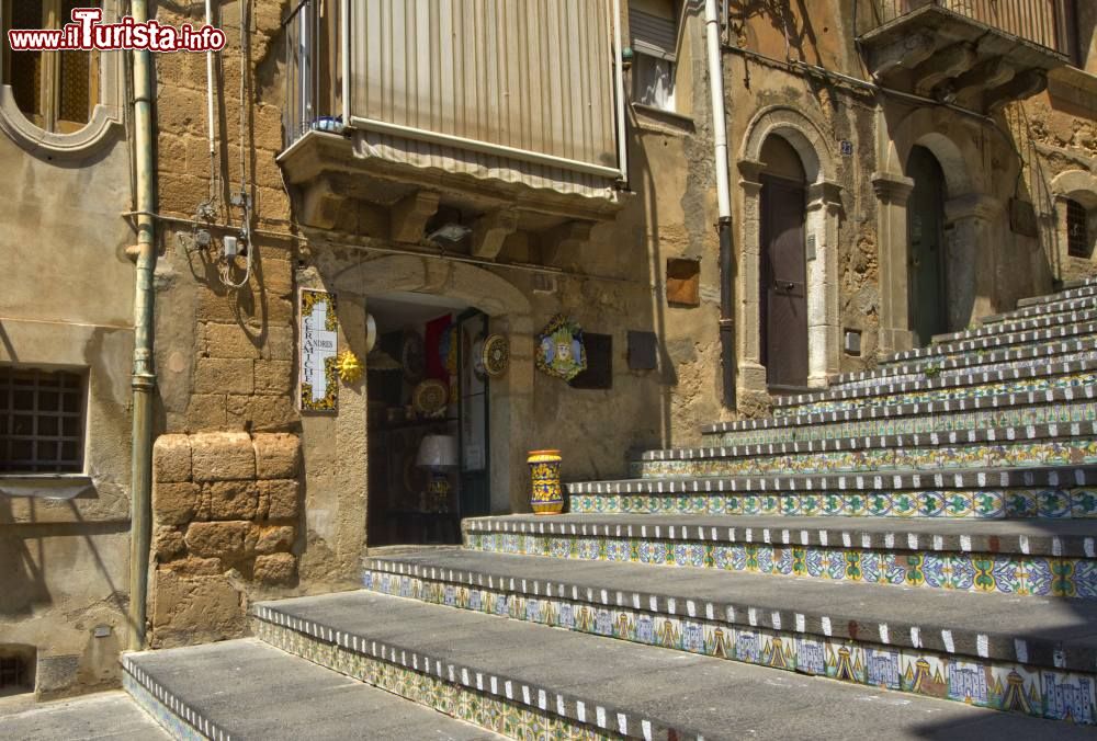 Immagine I gradini in maiolica della scala di Santa Maria al Monte, Caltagirone, Sicilia.
- © trolvag, CC BY-SA 3.0, Wikipedia
