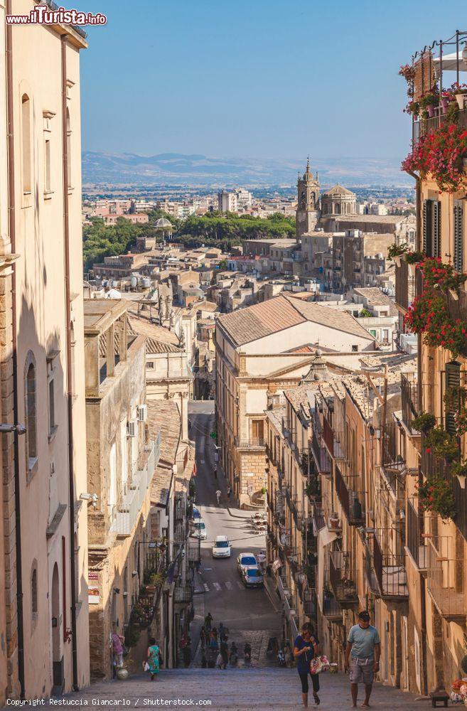 Immagine La bella città di Caltagirone vista dall'alto della scalinata di Santa Maria al Monte, Sicilia - © Restuccia Giancarlo / Shutterstock.com