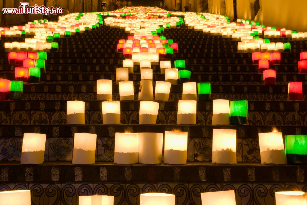 Immagine La scalinata di Santa Maria al Monte illuminata, Caltagirone, Sicilia. Ogni anno, a luglio e a agosto, vengono decorati i gradini della scala con dei lumini che, una volta accesi, svelano un suggestivo disegno.