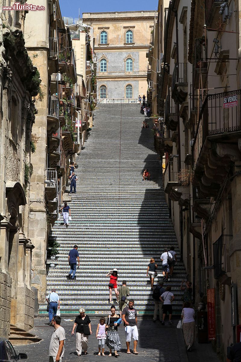 Immagine Le case degli antichi rioni di Caltagirone affacciate sulla scala di Santa Maria del Monte, Sicilia.
- © Carlo Pelagalli, CC BY-SA 3.0, Wikipedia