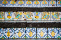 Caltagirone (Sicilia), centro storico: particolare delle piastrelle in maiolica che decorano la scalinata di Santa Maria del Monte. Questo monumento a cielo aperto è stato impreziosito ...