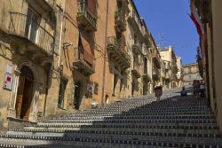 Gente sulla scalinata in maiolica di Santa Maria del Monte a Caltagirone, provincia di Catania, Sicilia. Costruita nel 1608 a sbalzi, 250 anni più tardi la scalinata è stata unificata ...
