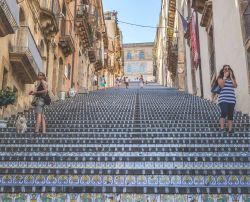 Salendo i 142 gradini della Scalinata di Santa Maria del Monte a Caltagirone - © Restuccia Giancarlo / Shutterstock.com