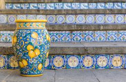 Vaso di ceramica sulla scalinata di Caltagirone, Sicilia. Siamo nel grazioso villaggio a metà strada fra la piana di Catania e quella di Gela nel punto in cui i monti Erei si collegano ...