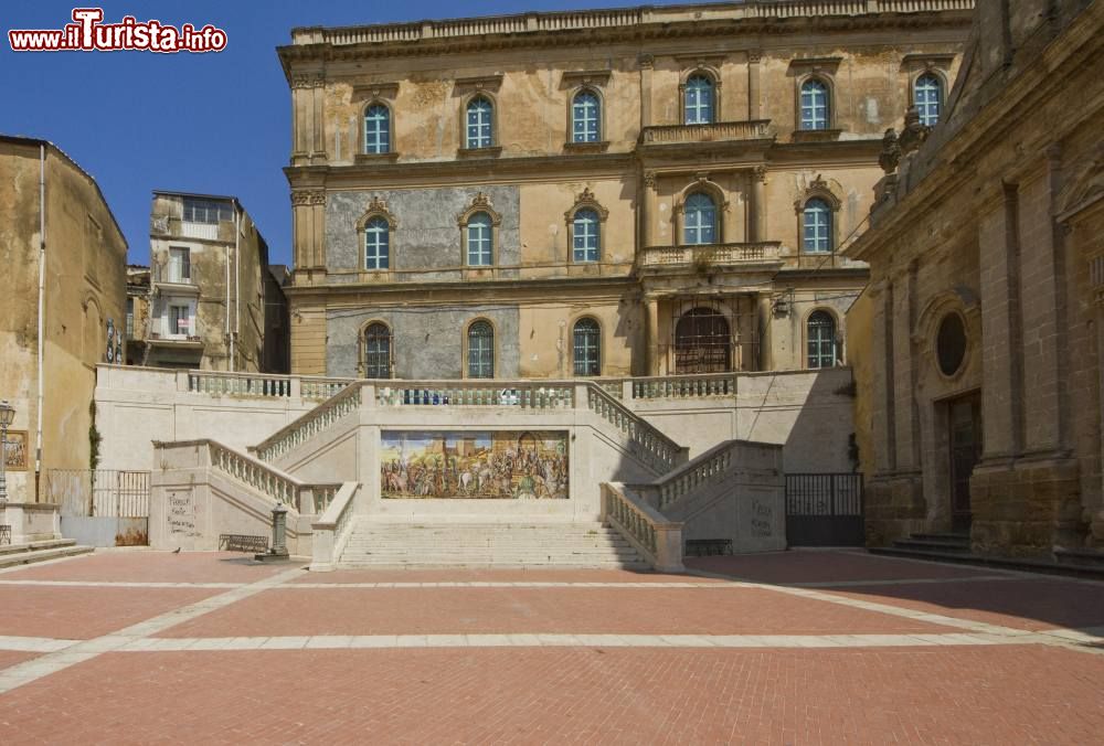 Immagine Una veduta del centro storico di Caltagirone e la Scala di Santa Maria del Monte, provincia di Catania, con antichi edifici. Nonostante sia stata danneggiata dal terremoto del 1693, questa località nel cuore della Sicilia orientale è un vero e proprio museo a cielo aperto.
- © trolvag, CC BY-SA 3.0, Wikipedia