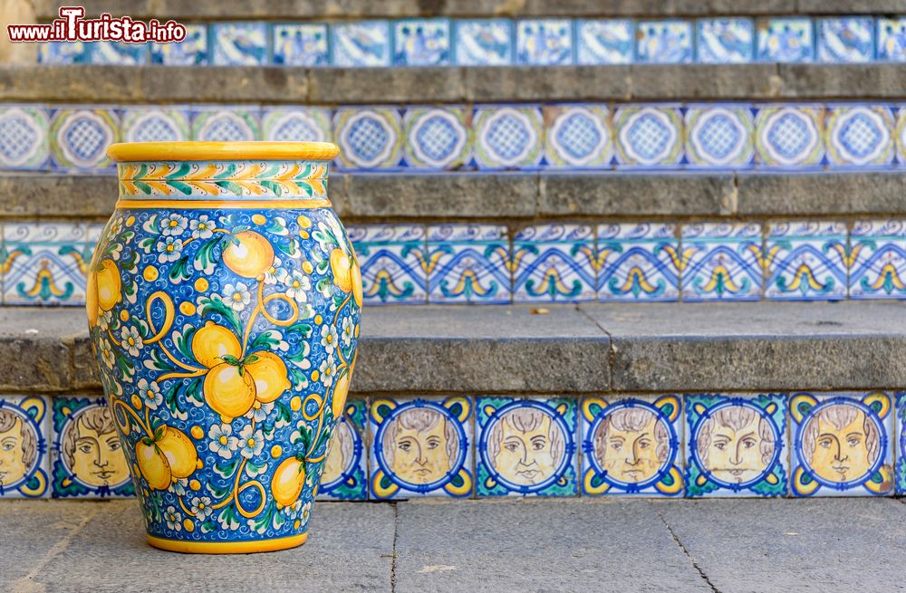Immagine Vaso di ceramica sulla scalinata di Caltagirone, Sicilia. Siamo nel grazioso villaggio a metà strada fra la piana di Catania e quella di Gela nel punto in cui i monti Erei si collegano con gli Iblei.