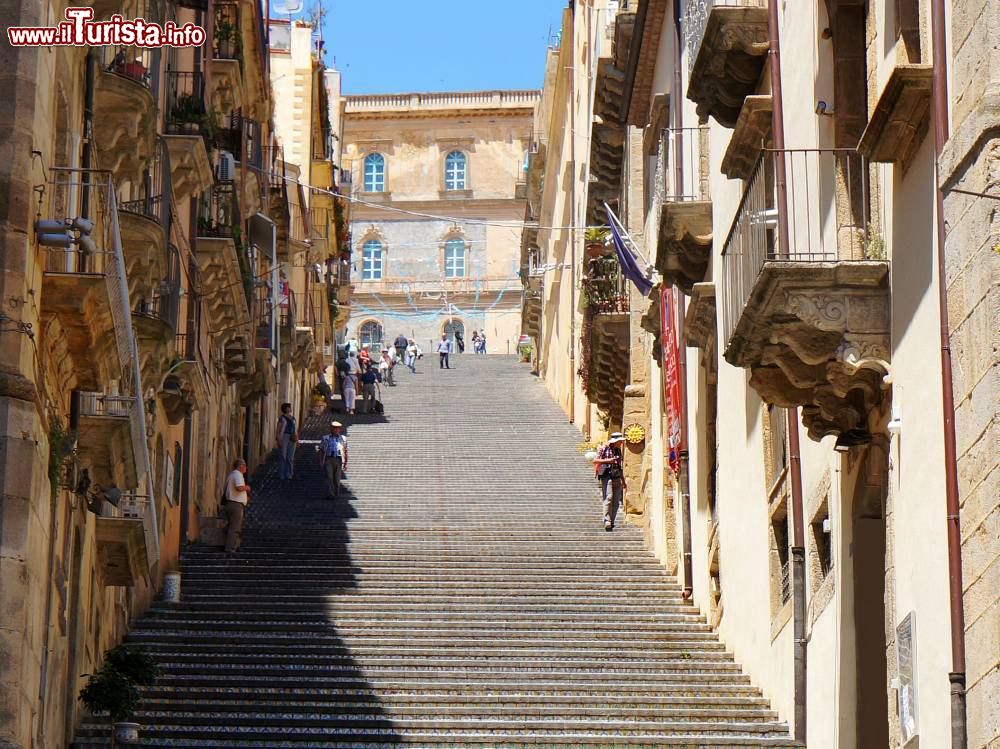 Immagine Veduta panoramica della scalinata di Santa Maria del Monte a Caltagirone, Sicilia. La scala è uno dei simboli della cittadina siciliana.