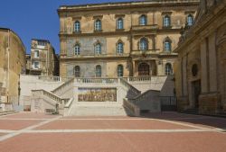 Una veduta del centro storico di Caltagirone e la Scala di Santa Maria del Monte, provincia di Catania, con antichi edifici. Nonostante sia stata danneggiata dal terremoto del 1693, questa località ...