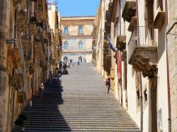 Veduta panoramica della scalinata di Santa Maria del Monte a Caltagirone, Sicilia. La scala è uno dei simboli della cittadina siciliana.
