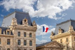 La bandiera francese sventola sul palazzo della Conciergerie a Parigi, Francia. Assieme alla Sainte-Chapelle, la Conciergerie rappresenta una delle vestigia del più antico palazzo cittadino, ...