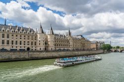 Veduta panoramica della Conciergerie affacciata sulla Senna a Parigi, Francia. Splendido palazzo gotico inglobato nel Palazzo di Giustizia, la Conciergerie sorge sull'ile de la Cité, ...