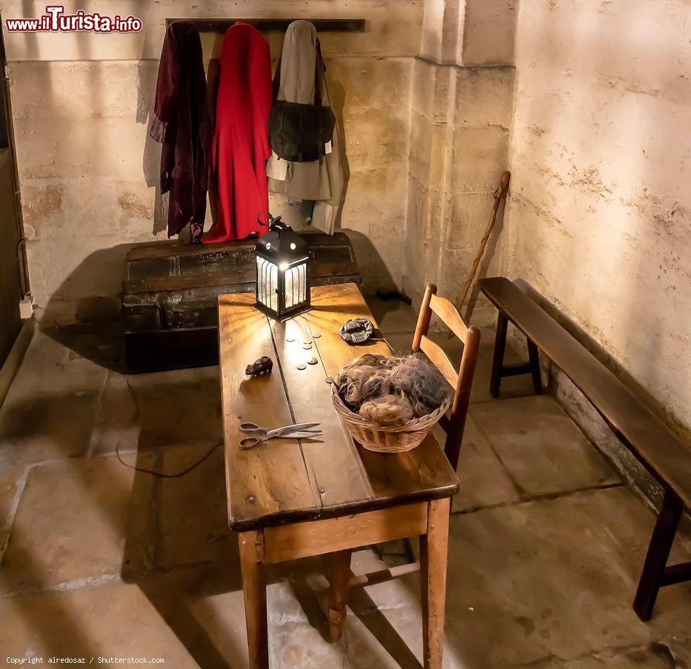 Immagine Una cella dell'antica prigione della Conciergerie a Parigi, Francia: qui ci si poteva tagliare i capelli - © alredosaz / Shutterstock.com