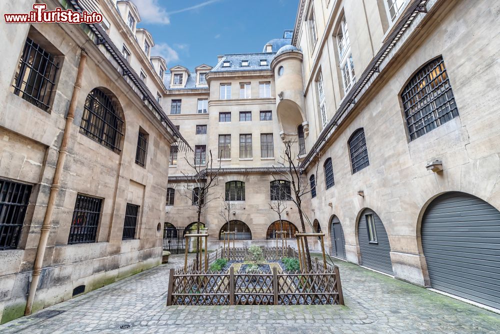 Immagine Uno scorcio del cortile interno del palazzo della Conciergerie a Parigi, Francia. Fra i vari ambienti che si possono visitare c'è anche il cortile riservato alle donne.