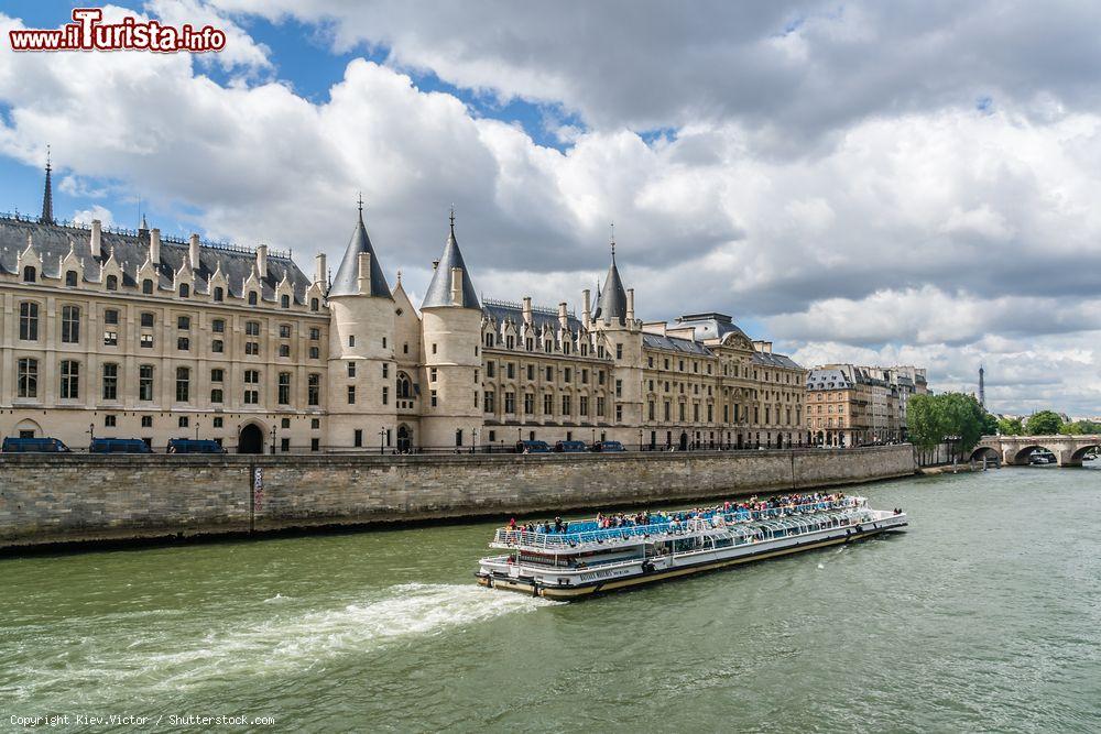 Immagine Veduta panoramica della Conciergerie affacciata sulla Senna a Parigi, Francia. Splendido palazzo gotico inglobato nel Palazzo di Giustizia, la Conciergerie sorge sull'ile de la Cité, considerata la culla di Parigi - © Kiev.Victor / Shutterstock.com