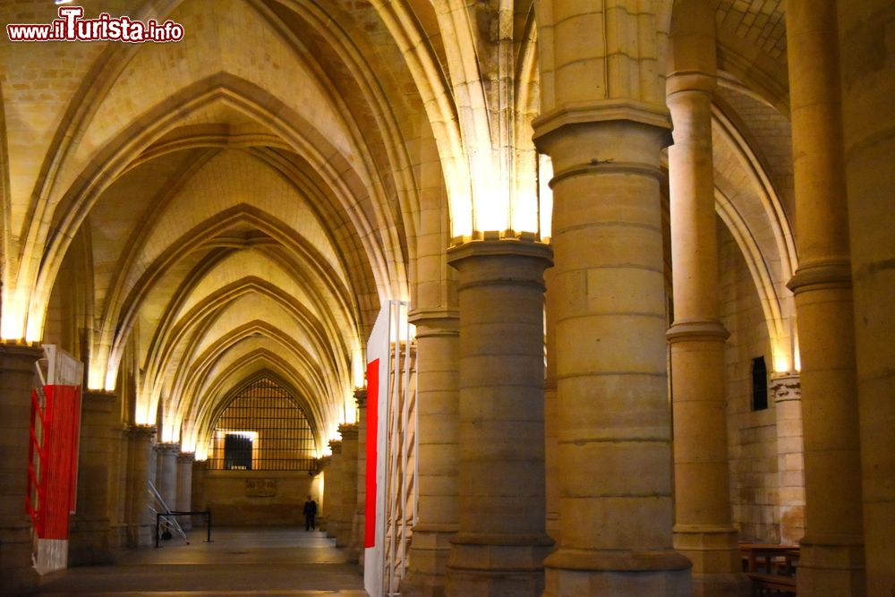 Immagine Volta con archi a sesto acuto alla Conciergerie a Parigi, Francia. Siamo all'interno di uno dei più suggestivi palazzi del periodo medievale come testimoniato dall'architettura gotica della Salle des Gens d'Armes e di quella des Gardes.