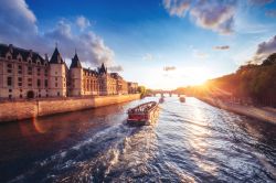 Tramonto sul fiume Senna a Parigi con la Conciergerie e il Pont Neuf, Francia. Di giorno o alla sera, la crociera sul fiume regala una delle prospettive più suggestive della città.

 ...