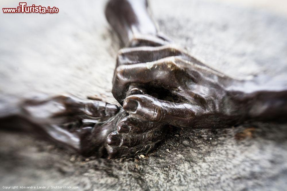 Immagine Dettaglio di una scultura di Auguste Rodin nei pressi dell'Orangerie, Parigi, Francia. Si tratta di una serie di lavori che ritraggono le mani - © Alexandra Lande / Shutterstock.com