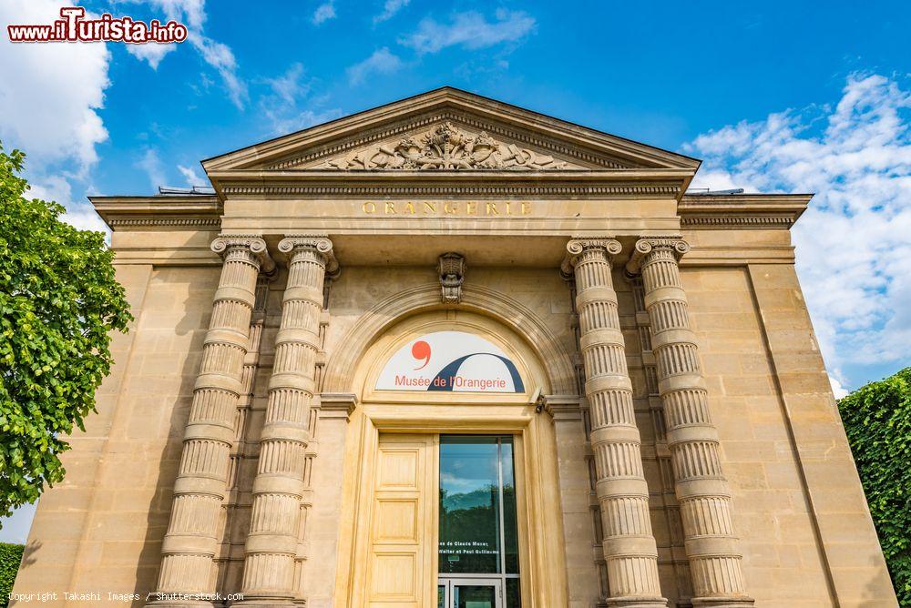 Immagine Ingresso del Museo dell'Orangerie a Parigi, Francia. Sorge nell'antico aranceto delle Tuileries, nei pressi di Place de la Concorde: costruita nel 1852 su progetto dell'architetto Firmin Bourgeois, è una grande galleria d'arte impressionista e post-impressionista - © Takashi Images / Shutterstock.com