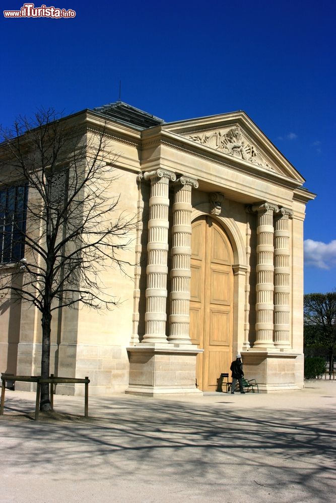 Immagine L'edificio in stile classico dell'Orangerie, Parigi, Francia, in una bella giornata di sole.