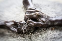 Dettaglio di una scultura di Auguste Rodin nei pressi dell'Orangerie, Parigi, Francia. Si tratta di una serie di lavori che ritraggono le mani - © Alexandra Lande / Shutterstock.com ...