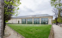 Uno scorcio del Museo dell'Orangerie a Parigi, Francia, in una giornata nuvolosa. Questo spazio espositivo è circondato all'esterno da numerose sculture.
