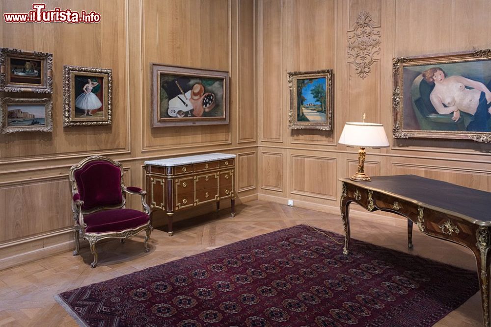 Immagine Una sala del Museo dell'Orangerie con dipinti e mobili antichi, Parigi, Francia.