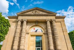 Ingresso del Museo dell'Orangerie a Parigi, Francia. Sorge nell'antico aranceto delle Tuileries, nei pressi di Place de la Concorde: costruita nel 1852 su progetto dell'architetto ...