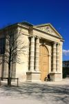 L'edificio in stile classico dell'Orangerie, Parigi, Francia, in una bella giornata di sole.
