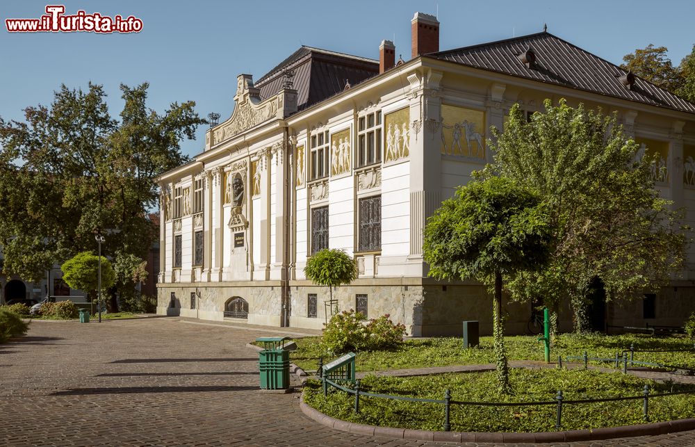 Immagine Un edificio in stile art nouveau all'interno del Planty Park di Cracovia