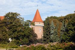 La torre gotica Baszta Pasamonikow fotografata dal Planty Park a Cracovia, giardino pubblico che venne eretto lungo il perimetro delle antiche mura cittadine