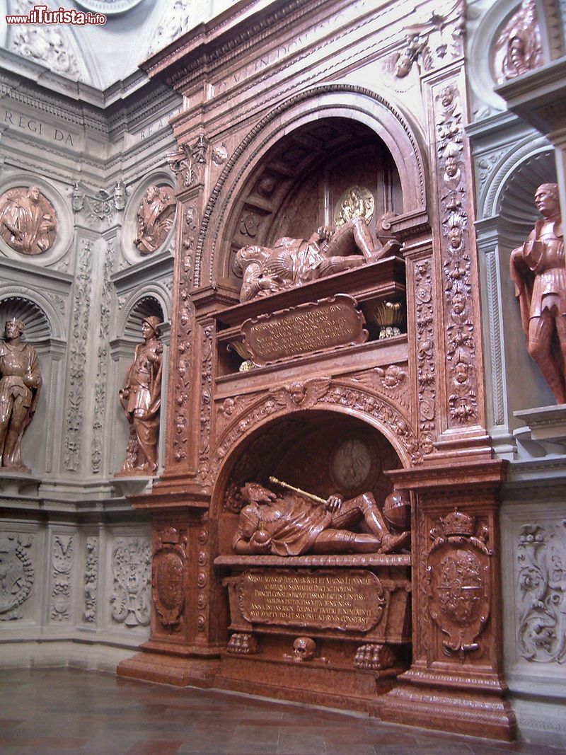 Immagine i marmi pregiati della Cappella di Sigismondo, capolavoro del rinascimento nella Cattedrale di Cracovio in Polonia