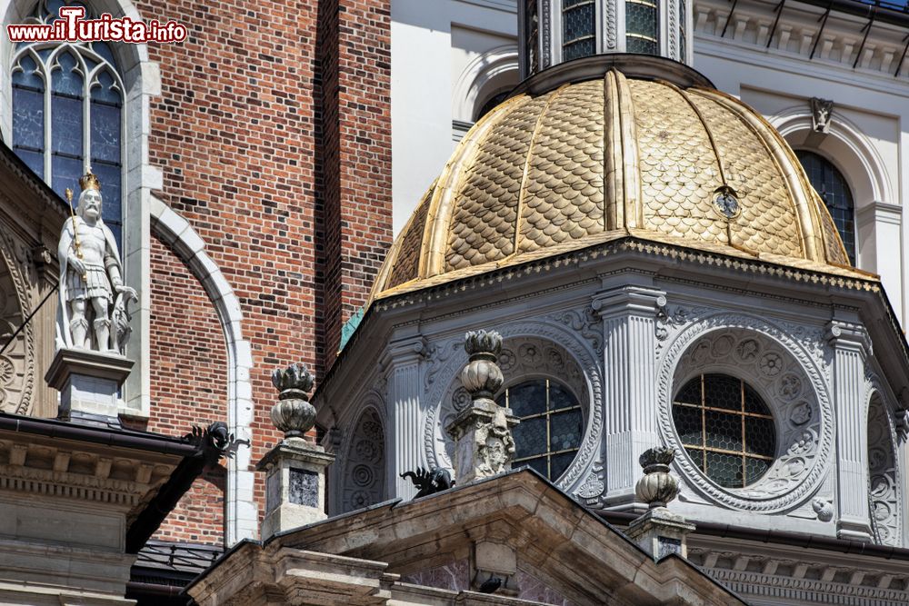 Immagine Vista esterna della Cappella di Sisgismondo della Cattedrale di Cracovia. Si riconosce dalla doratura della cupola