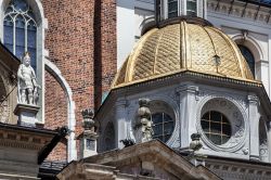 Vista esterna della Cappella di Sisgismondo della Cattedrale di Cracovia. Si riconosce dalla doratura della cupola