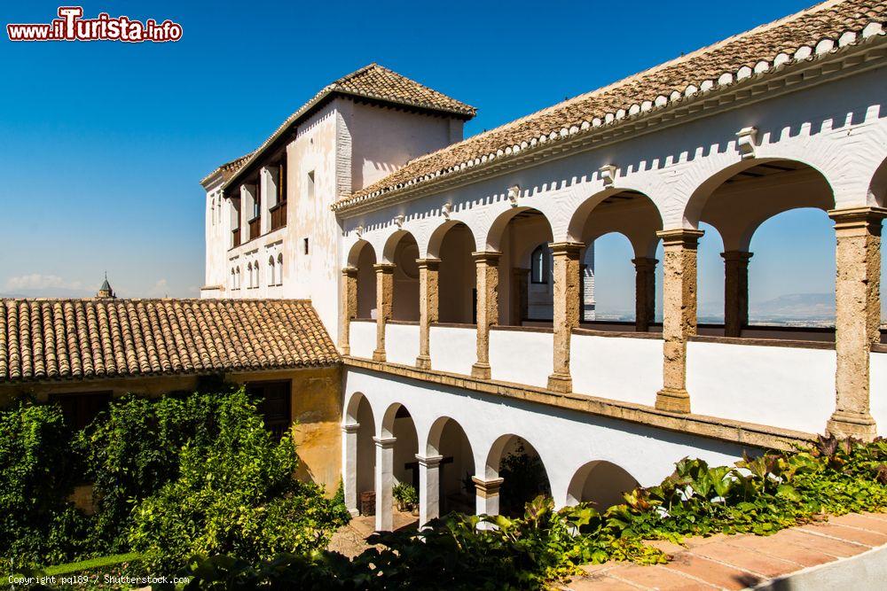 Immagine L'Alcazaba, la parte più antica della fortezza dell'Alhambra di Granada, Spagna. Venne costruita sulle rovine di un castello del IX° secolo: include diverse torri fra cui la più alta e grande dell'intero complesso, la Torre della Vela - © pql89 / Shutterstock.com