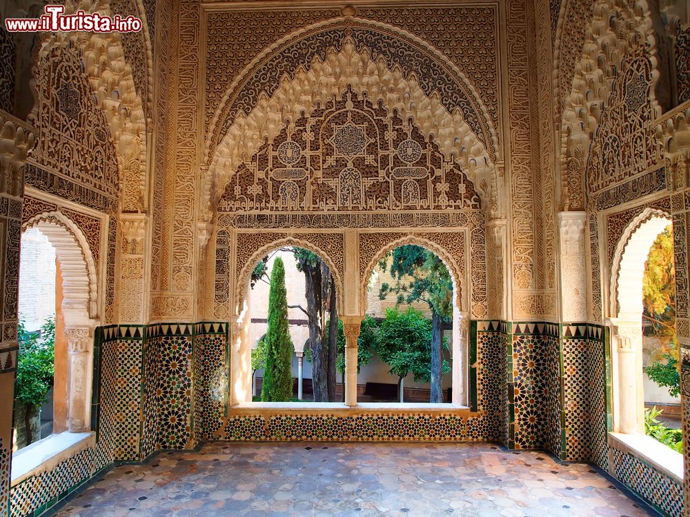 Immagine Decorazioni all'interno di una sala nel palazzo nasride all'Alhambra, Granada, Spagna. Siamo nel cuore dell'Alhambra: l'architettura che si può ammirare qui è di una finezza estrema con fregi, stucchi e cupole si riflettono nell'acqua e giocano con la luce.