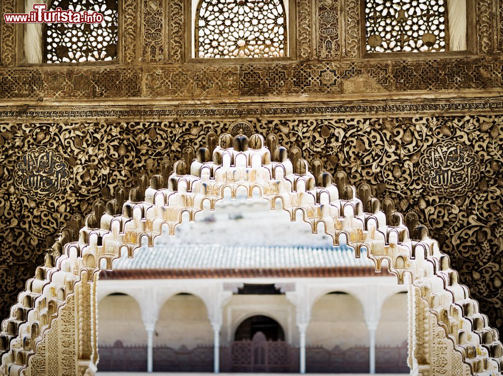 Immagine Dettagli decorativi del Palacio de Comares, Alhambra di Granada, Spagna. Questo edificio è composto da una serie di costruzioni raggruppate intorno al Patio de los Arrayanes con gallerie. La decorazione è di una raffinatezza estrema.