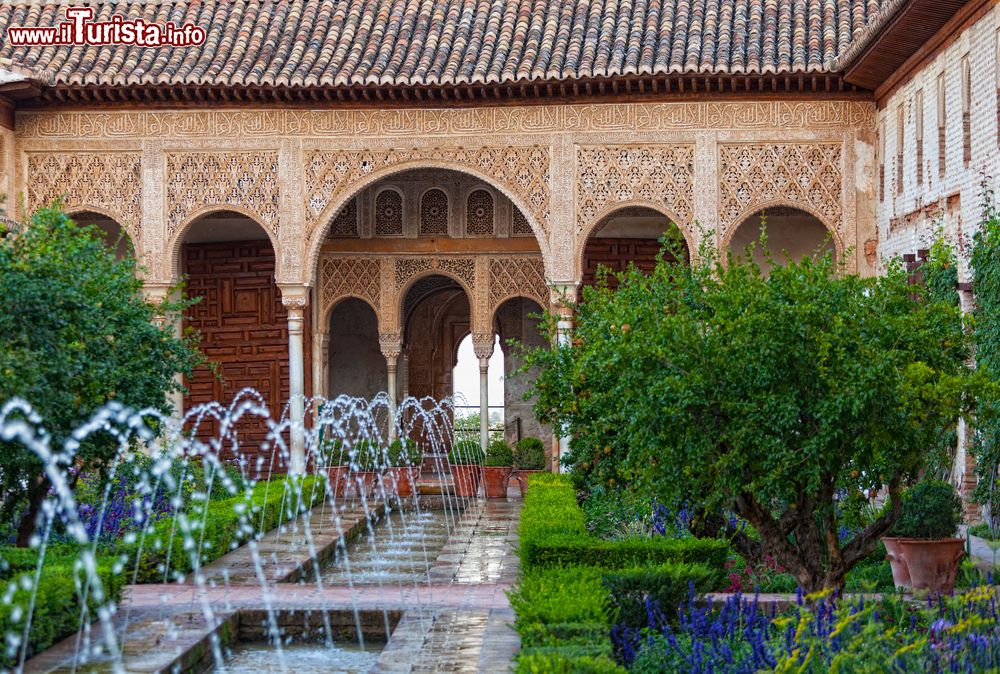 Immagine Fontane nel giardino del palazzo del Generalife, Alhambra, Granada. Fu la residenza estiva dei sultani nasridi del sultano di Granada. Questi giardini sono fra i più antichi tra quelli sopravvissuti dell'epoca dei Mori.