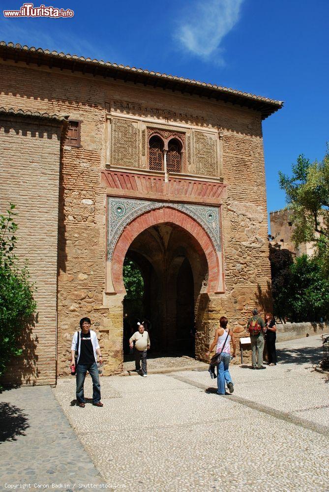 Immagine La Porta del Vino all'interno dei terreni del castellol Alhambra, Granada. Questa porta segna l'accesso a una strada della medina: costruita nel XIV° secolo, porta un nome che le venne attribuito in epoca cristiana. I mercanti venivano qui a consegnare il vino consumato dagli abitanti dell'Alhambra - © Caron Badkin / Shutterstock.com