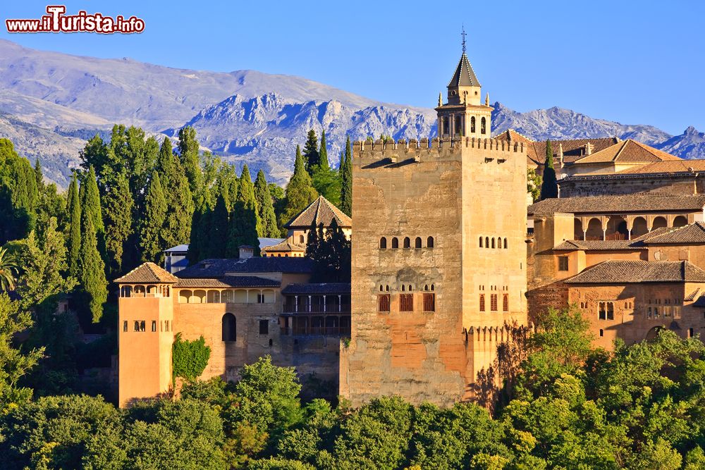 Immagine Panorama dell'Alhambra al tramonto, Granada, Spagna. Principale centro politico e aristocratico dell'occidente musulmano, l'Alhambra è formato da cortili rettangolari con fontane e da edifici in stile Nazarì.