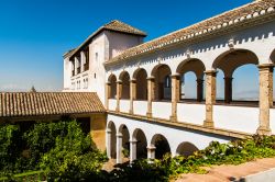 L'Alcazaba, la parte più antica della fortezza dell'Alhambra di Granada, Spagna. Venne costruita sulle rovine di un castello del IX° secolo: include diverse torri fra cui ...