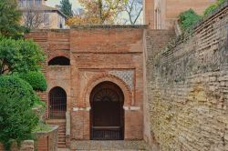 Cancello ad arco in ferro battuto in stile moresco: dettaglio dell'Alhambra di Granada (Spagna) - © kristof lauwers / Shutterstock.com