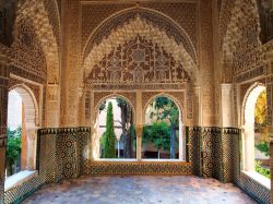 Decorazioni all'interno di una sala nel palazzo nasride all'Alhambra, Granada, Spagna. Siamo nel cuore dell'Alhambra: l'architettura che si può ammirare qui è di ...