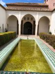 Giardino musulmano nel complesso dell'Alhambra, Granada, Spagna. Alhambra deriva dall'arabo Al-Hamra che significa "la rossa".

