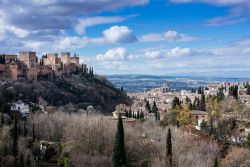 Il complesso dell'Alhambra sulla collina di Granada, Andalusia, Spagna.

