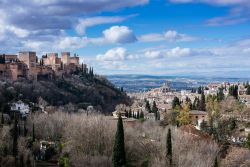 Il complesso dell'Alhambra sulla collina di Granada, Andalusia, Spagna.

