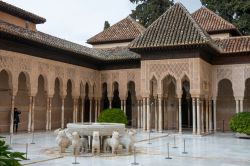 La fontana dei leoni in un cortile interno dell'Alhambra, Granada, in una giornata nuvolosa. Si racconta che questi leoni provengano dalla casa del visir ebreo Samuel Ben Nagrela che li ...