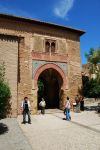 La Porta del Vino all'interno dei terreni del castellol Alhambra, Granada. Questa porta segna l'accesso a una strada della medina: costruita nel XIV° secolo, porta un nome che le ...