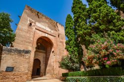 Veduta della Porta della Giustizia (Puerta de la Justicia), principale porta d'ingresso all'Alhambra di Granada, Spagna. Costruita da Yusuf I°, è una struttura a gomito tipica ...