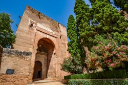 Veduta della Porta della Giustizia (Puerta de la Justicia), principale porta d'ingresso all'Alhambra di Granada, Spagna. Costruita da Yusuf I°, è una struttura a gomito tipica ...